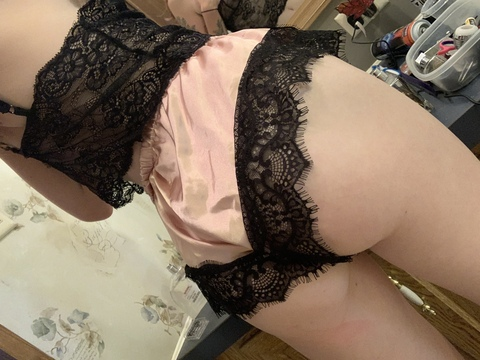 naughtylizzy2021 onlyfans leaked picture 1