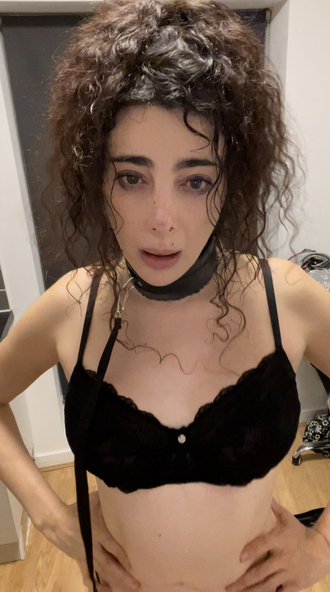 submissivelaura onlyfans leaked picture 1