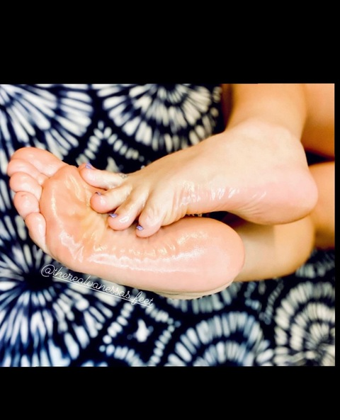 thebarefootvanessa onlyfans leaked picture 1