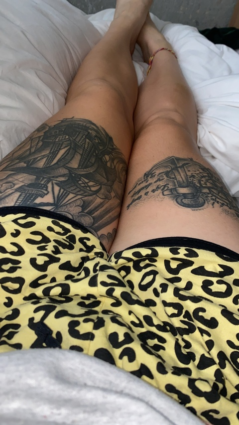 thickthighs5ft11 onlyfans leaked picture 1
